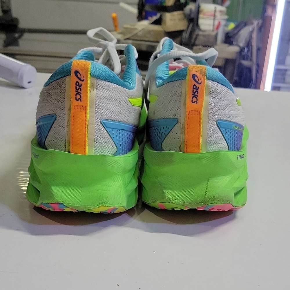Mens 11.5 ASICS Novablast 2 running shoes in the "White/Safety Yellow" Great. - Picture 5 of 7